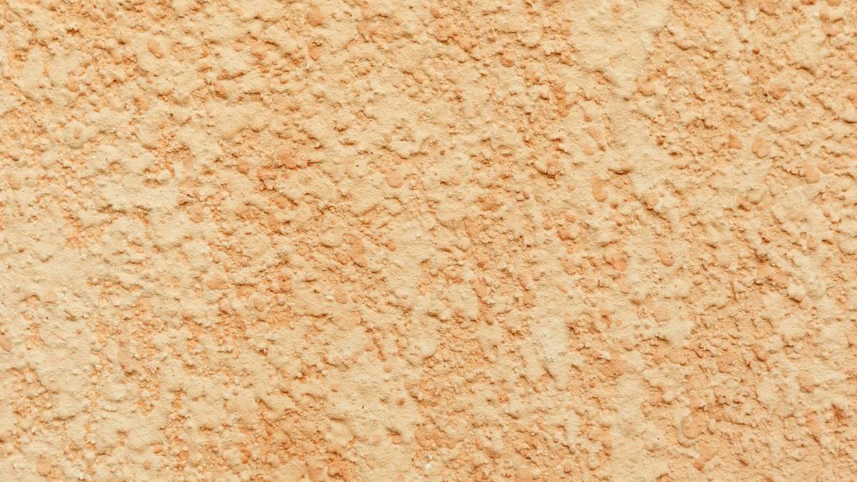 Enduit de façade : texture d'un crépi gratté fraîchement appliqué