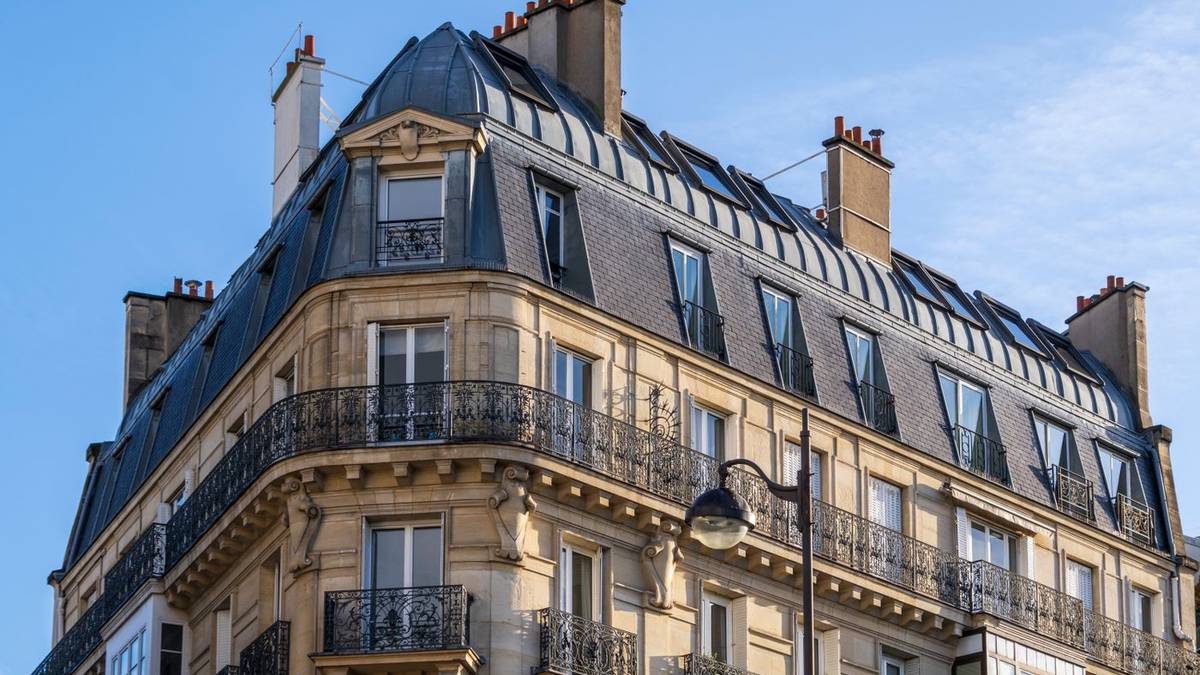 Ravalement obligatoire : immeuble ancien à la façade en pierre