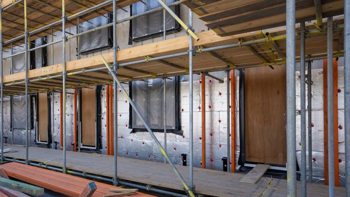 Isolation thermique par l'extérieur : pose de panneaux isolants en façade