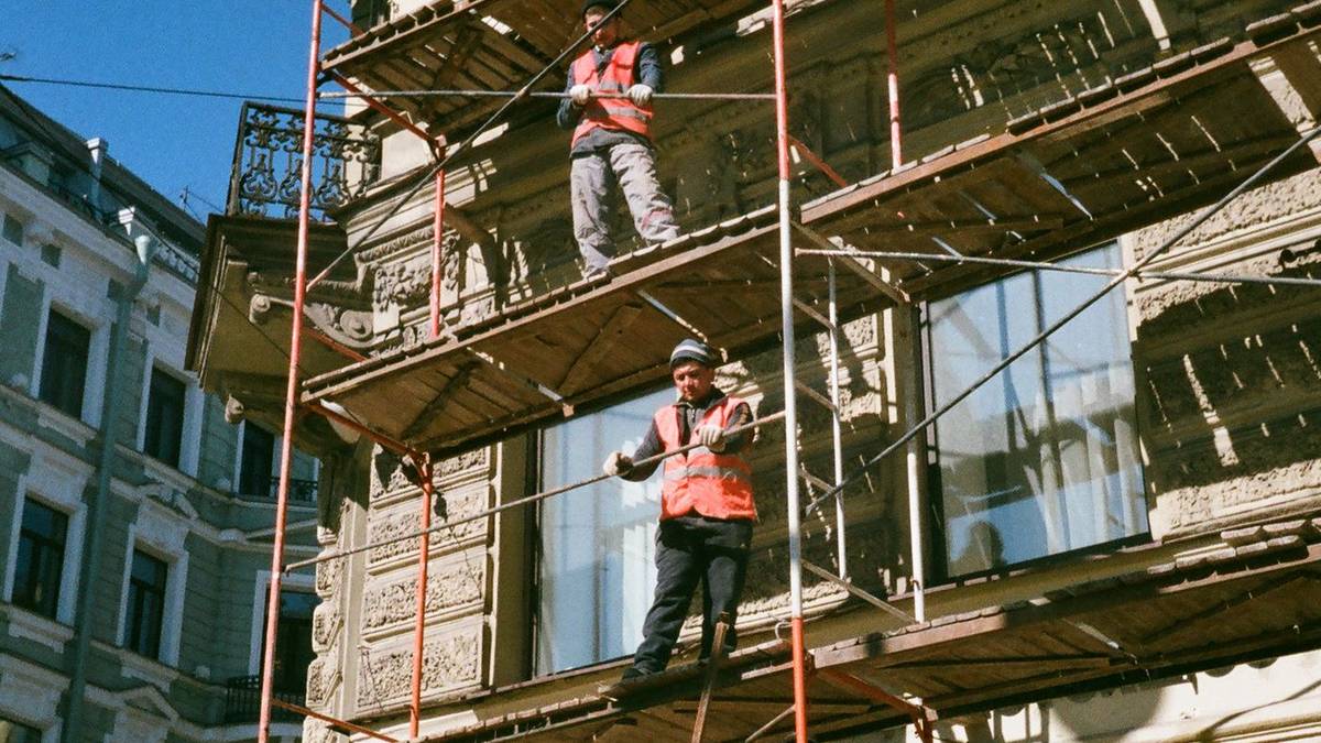 Ravalement de façade sous échafaudage à Bordeaux (Gironde)